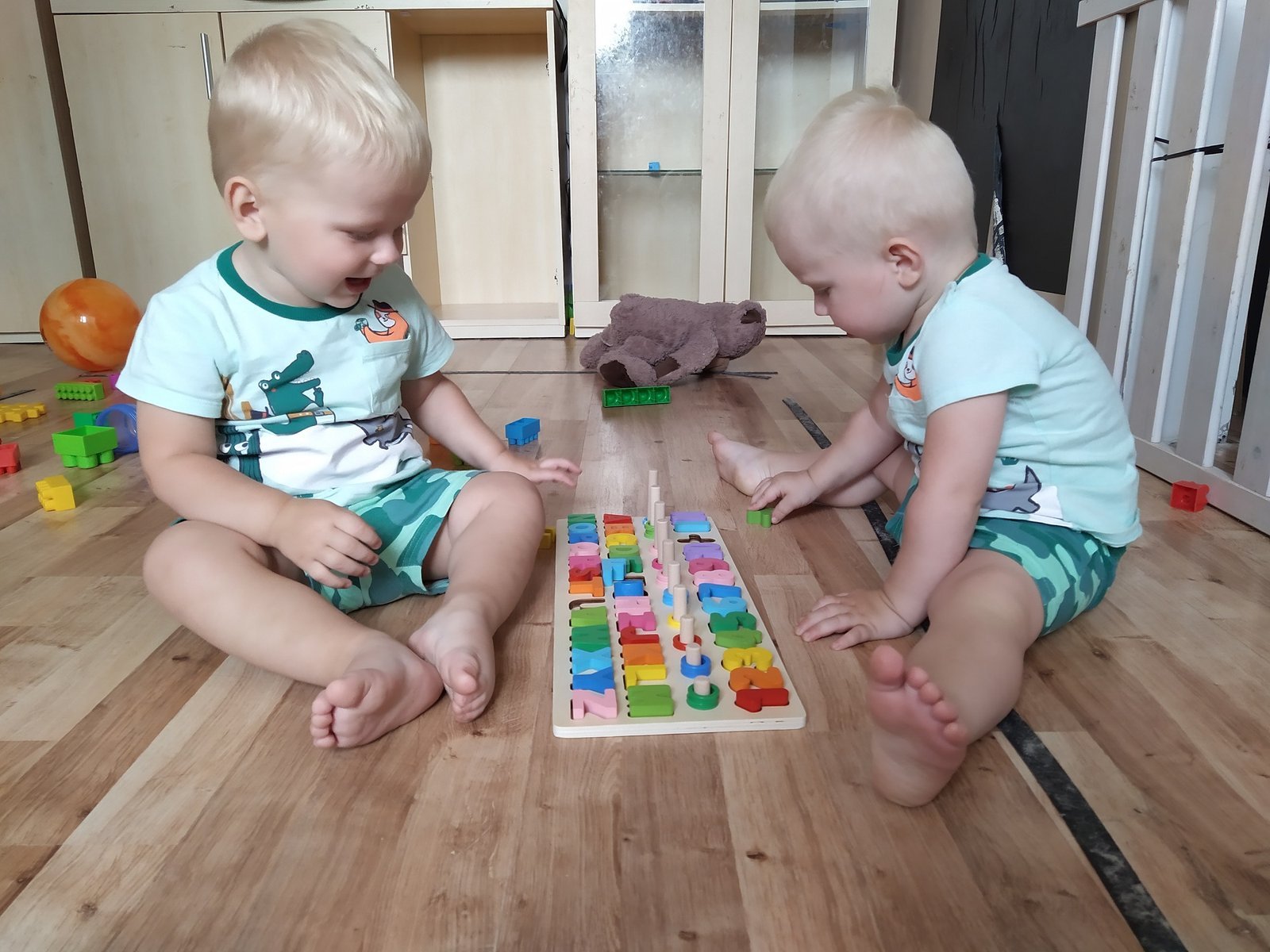 Fa kirakó játék színes betűkkel, számokkal és karikákkal (BB10979) 5
